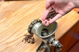 Как помолоть кофе без кофемолки